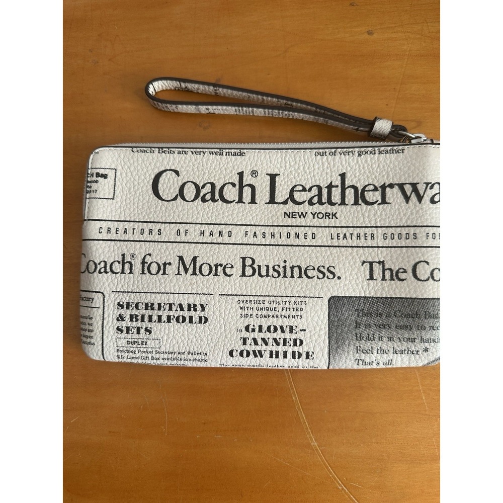 COACH Heritag Large Corner Zip Wristlet Newspaper Print CDE80 Silver/Chalk NEW